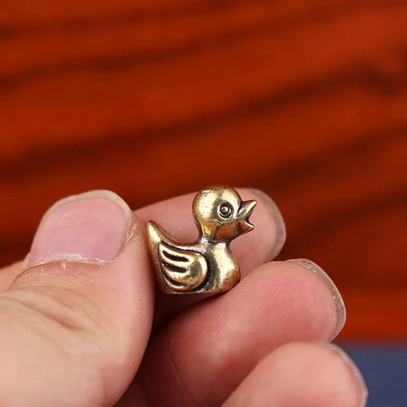 Handgefertigte Messing-Entenfigur von ouhoe in Gold als dekoratives Ornament für deinen Schreibtisch oder Couchtisch - Bild 1