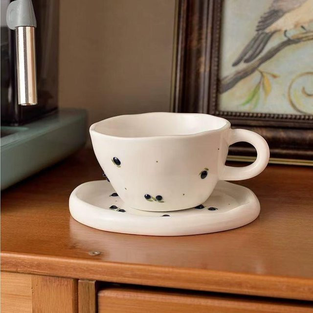 Handgekniffte Keramik-Kaffeetasse mit Unterteller von Yiran bag, Kirsch-Design, Weiß, 300 ml - Bild 1