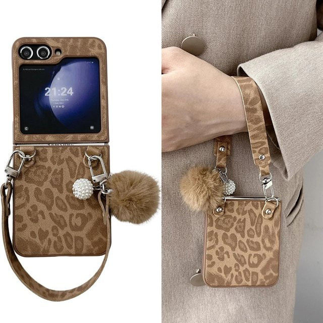 Handyhülle aus PU-Leder mit Leopardenmuster und silbernem Rand für Samsung Galaxy Z Flip 7 6 5 4 3 inklusive Handschlaufe in Braun und Silber - Bild 1