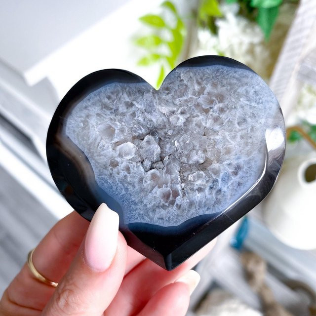 Herzförmiger Geodenkristall aus schwarzem Achat von CrystalHola zur Dekoration - Bild 1