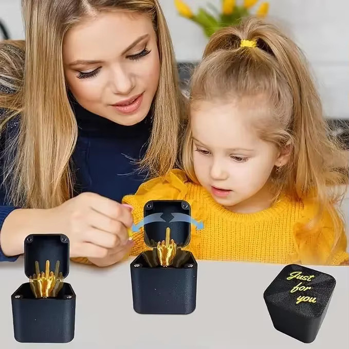 Fun Love Rose Pop-up Überraschungsbox mit Mittelfinger-Streich als lustiges Geschenk für Valentinstag und Weihnachten - Bild 4