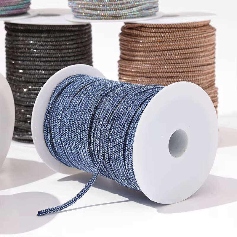 Kristall Strass Schnur mit Glas Diamanten in Weiß, 4mm Breite, 30 Yards für DIY Näharbeiten und Dekorationen - Bild 2