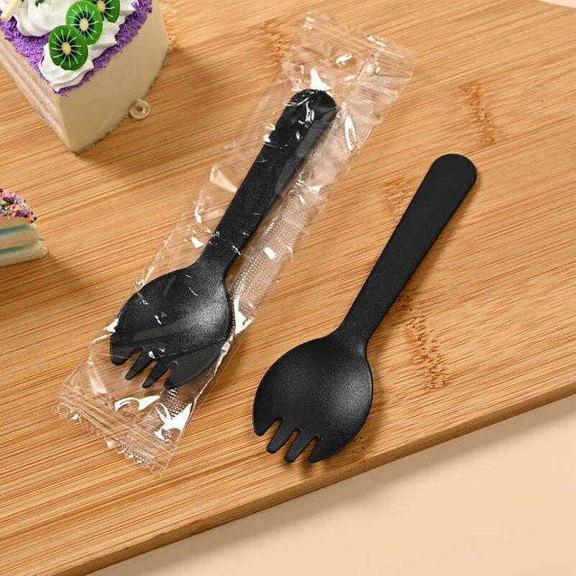 Einzeln verpacktes Einweg-Besteckset aus Kunststoff mit Gabel und Löffel in Braun und Matt-Optik - Bild 1