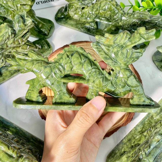 Natürlicher Xiuyan-Jade-Drache aus grünem Kristall als dekorative Edelstein-Schnitzerei - Bild 1