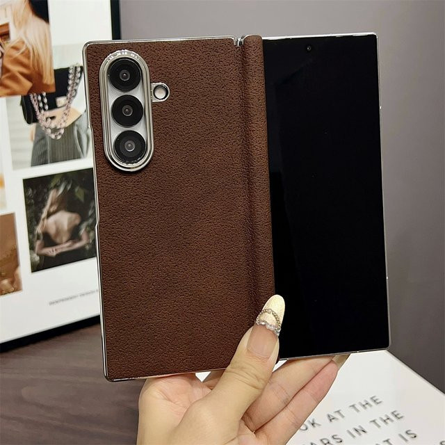 Retro-Handyhülle aus mattem Leder mit magnetischer Scharnierbeschichtung für Samsung Galaxy Z Fold 7, 6, 5, 4, MagSafe Wireless Charging kompatibel, Schwarz - Bild 1