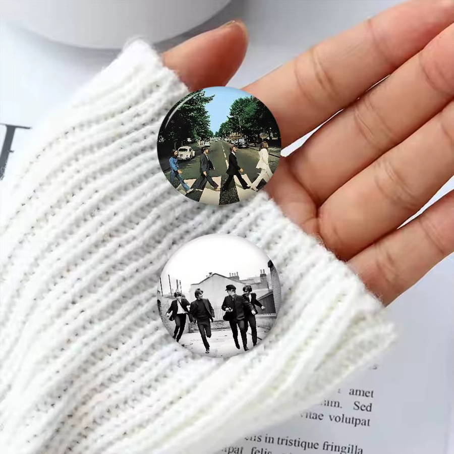 Mesuca Button-Pin, Gnarpy auf einem Skateboard, Bunt - Bild 3