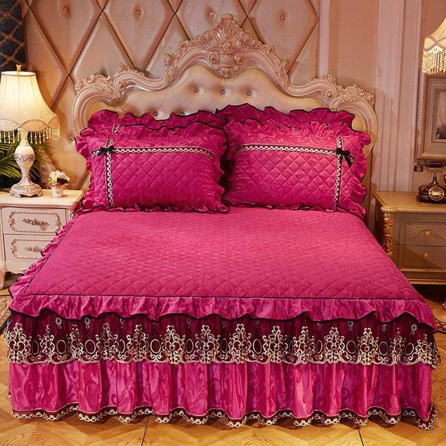 Your Warm Home Bettwäsche-Set aus Samt und Spitze in Pink, vierteiliges Set mit gesteckter Tagesdecke und Matratzenschoner, B/T: 180 x 200 cm - Bild 1