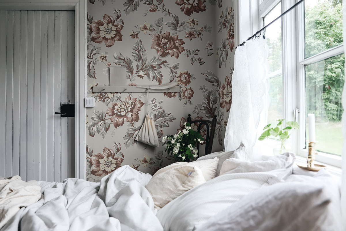Sandberg Mural Kajsa Sand Vlies Tapete mit floralem und botanischem Muster in Beige, Grau, Braun und Multicolour - Bild 1