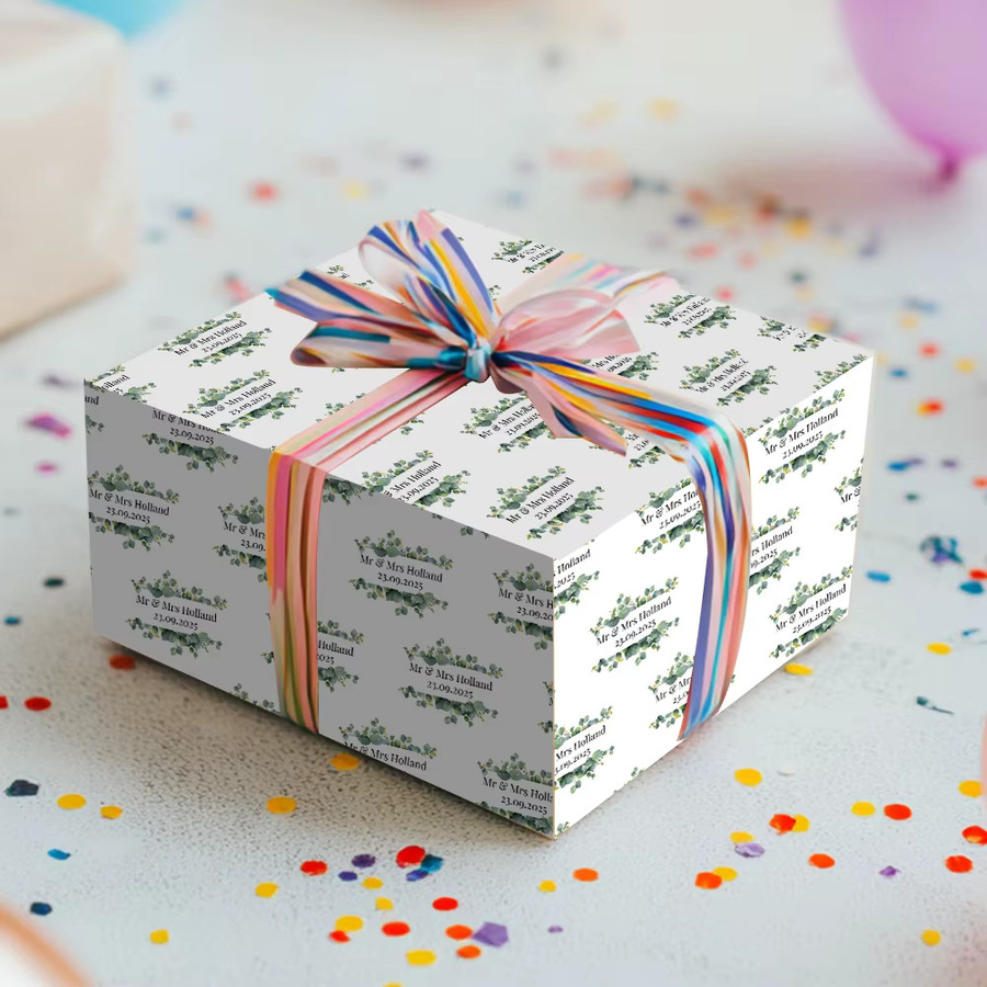 Personalisiertes Geschenkpapier mit Kranzmuster in Weiß für Geburtstage und Hochzeitstage von cyuan - Bild 2