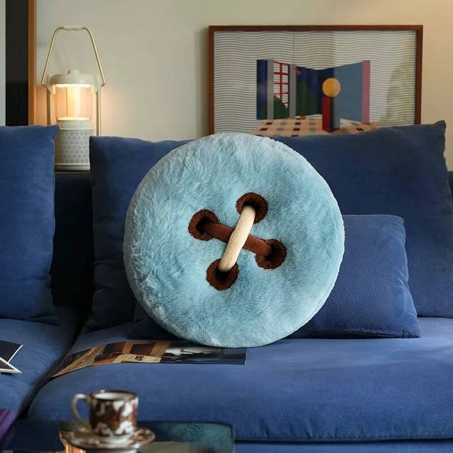 Minimalistisches Plüschkissen in Blau mit Knopfserie, runde Form, Durchmesser: 40 cm - Bild 1