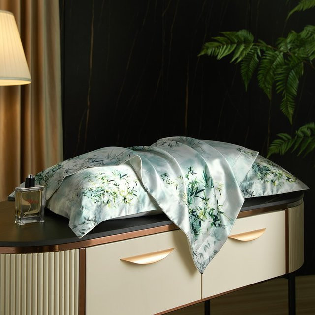CHA YU PAI Kissenbezug aus natürlicher Maulbeerseide mit floralem Design in Grün, B/H: 48 x 74 cm - Bild 1