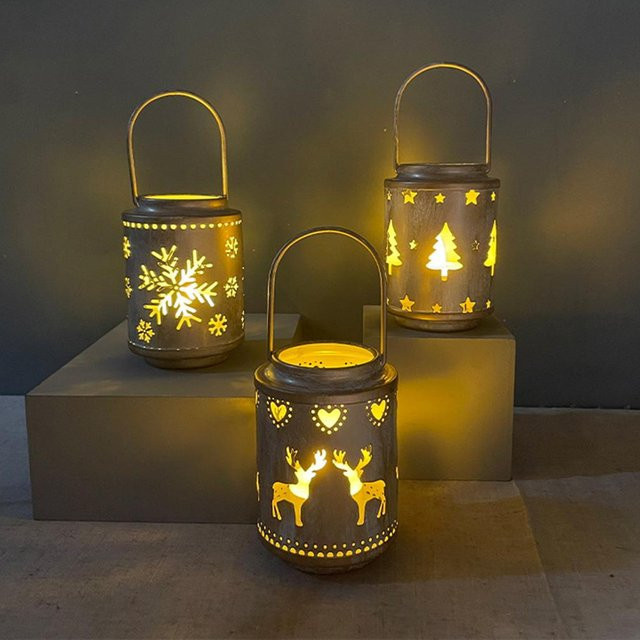 Weihnachtsdekoration Elch Kerzenhalter aus Eisen mit Schneeflocken und Weihnachtsbaum Motiv für deine Raumdeko - Bild 1