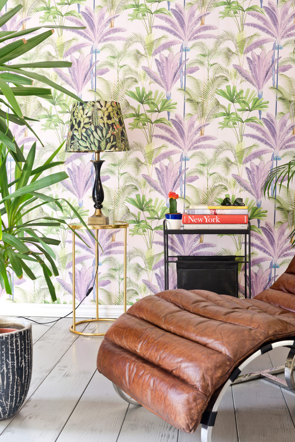 MINDTHEGAP Wandtattoo Palmeras Purple Mural in Violett und Anthrazit mit tropischem Palmen-Design aus Vlies - Bild 1