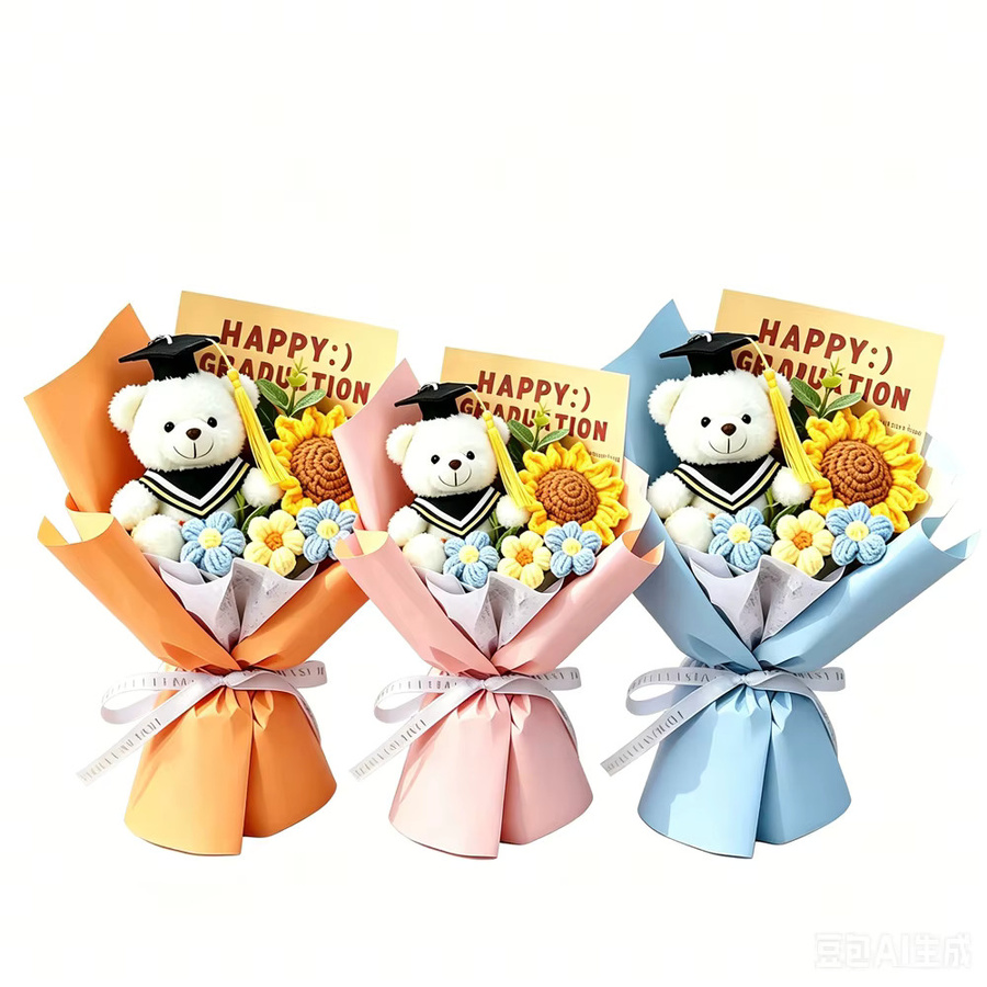 Handgemachter Doktorbär Häkelblumenstrauß mit Rosen in Mehrfarbig als florales Geschenk für Erwachsene - Bild 2