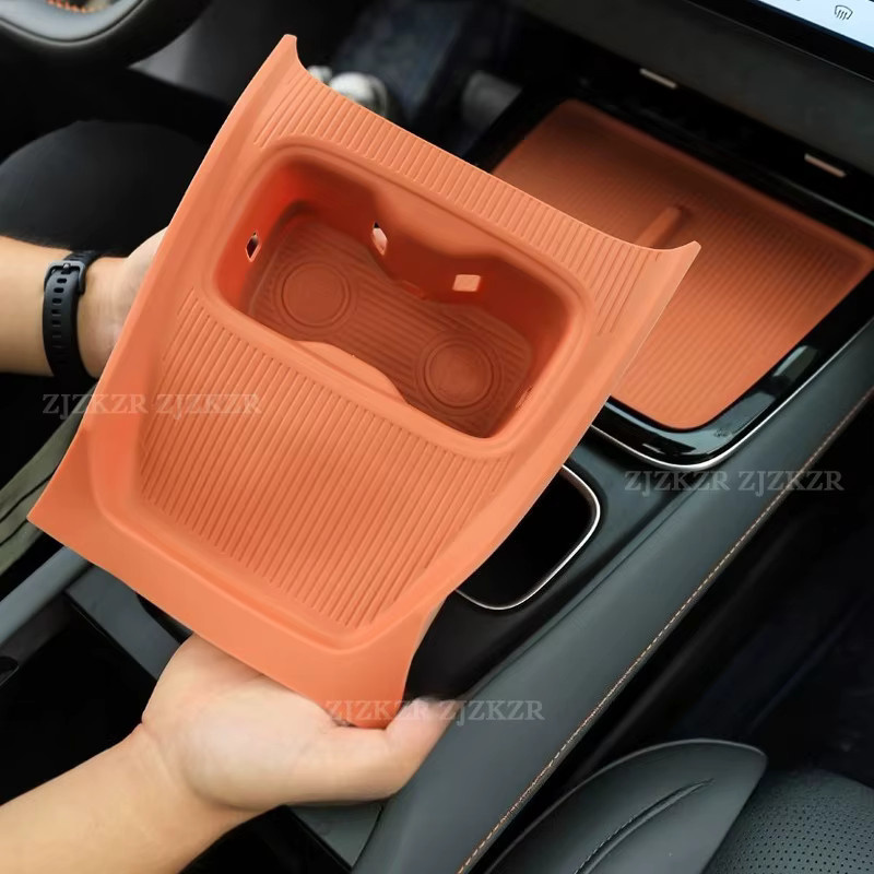 Anti-Rutsch Silikon Pad für Changan Deepal S05 2024-2026 als Schutz für die zentrale Steuerung in Orange - Bild 3