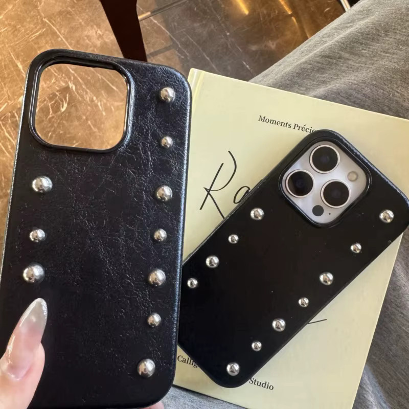 Personalisierte Apple iPhone Handyhülle aus Leder mit silbernen Nieten, stoßfest, Farbe: Silber/Schwarz - Bild 5