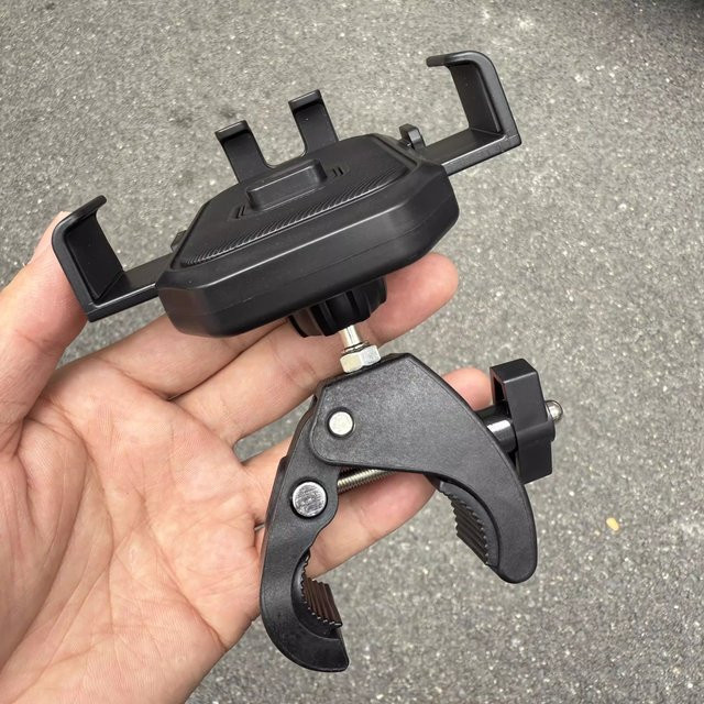 Universelle magnetische Handyhalterung mit 360-Grad-Drehfunktion und Saugklemme in Schwarz - Bild 1
