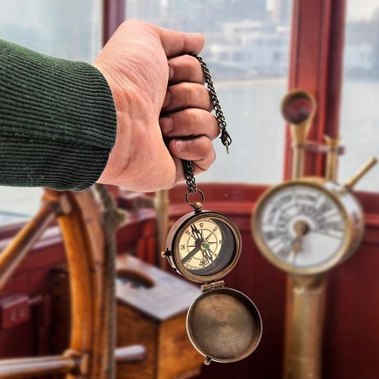 Marinekompass aus massivem Messing mit Holzbox und Gedichtgravur in Gold - Bild 5