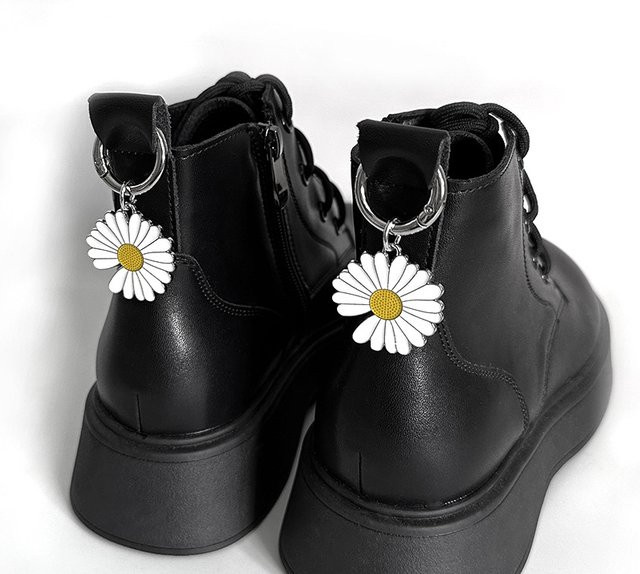 CHUJIE Schuhanhänger, Gänseblümchen-Blumen-Design, Metall, 2 Stück - Bild 1