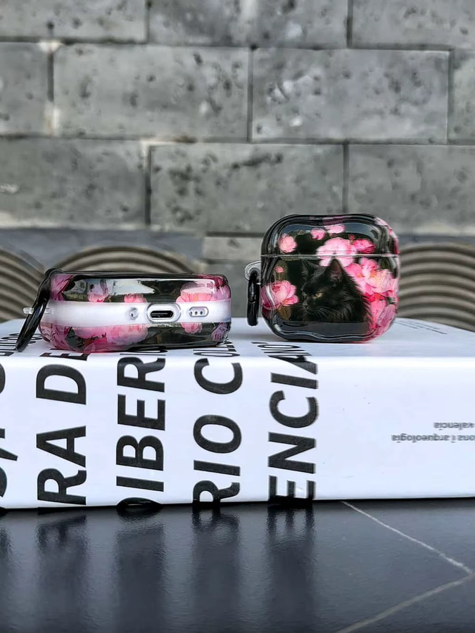 Spring Personality Kopfhörer-Schutzhülle für Apple AirPods 2 3 4 Pro Pro2 Pro3 mit schwarzer Maine Coon Katze und pinken Blumen in glänzender Oberfläche - Bild 5