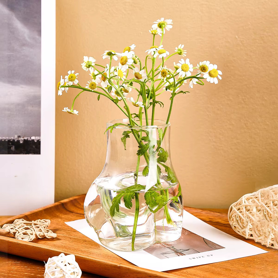 Handgefertigte dekorative Glasvase in transparentem Design für Schnittblumen und als künstlerisches Dekoelement - Bild 3
