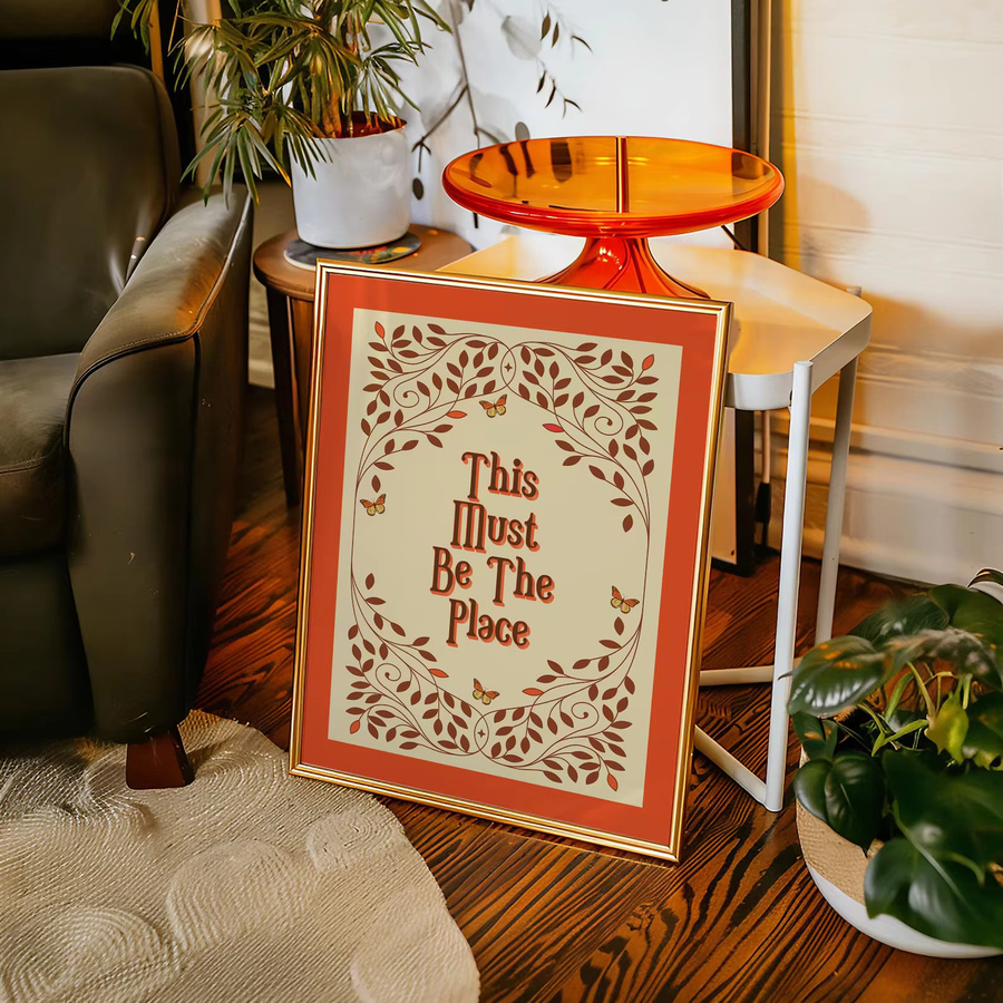This Must Be The Place Retro Wandkunst von SHENCHEN als floraler Typografie-Druck im 70er-Jahre-Stil - Bild 2