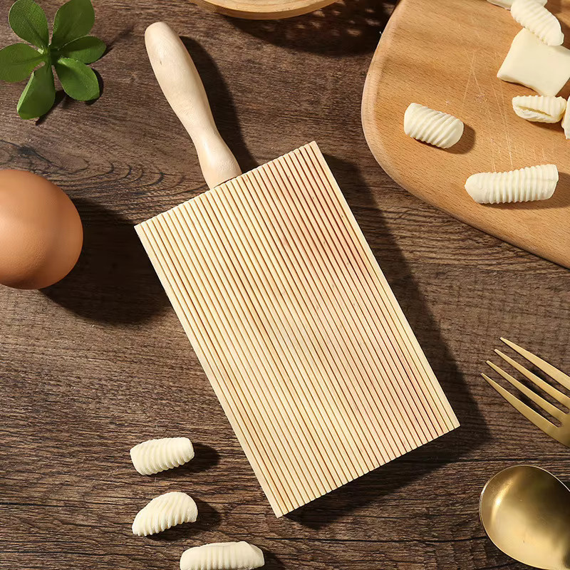 Handgefertigtes Nudelbrett aus Holz in Braun, rechteckiges Nudeltablett für Gnocchi und Kartoffelknödel, Breite: 21,5 cm - Bild 4