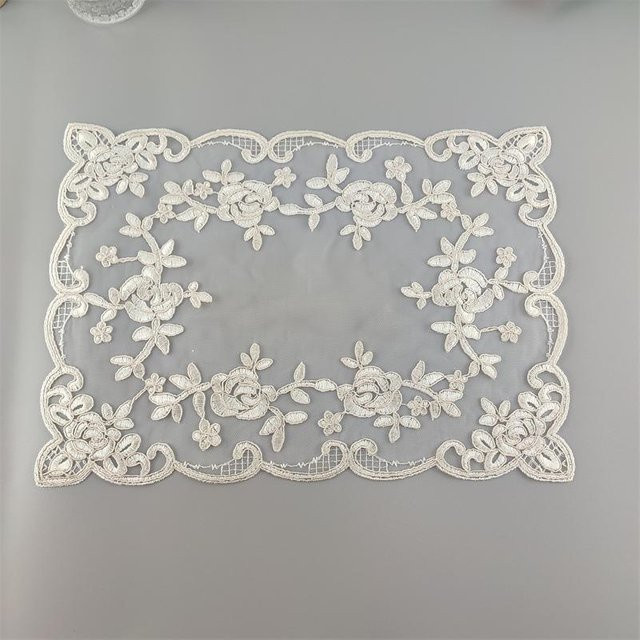 Europäische Vintage Tischdecke aus Baumwolle mit floraler Bestickung, Weiß, B/H: 42 x 30 cm - Bild 1