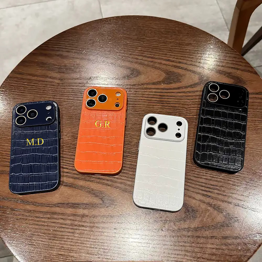 Personalisierte iPhone Hülle aus Kunstleder mit Krokodilmuster und individuellem Namen in Blau für Apple iPhone 17 16 15 14 13 Pro Max mit 3D-Heißfolienprägung - Bild 3