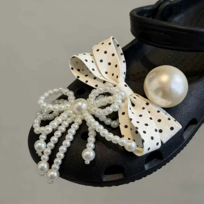 Mesuca Schuh-Charms, weiße Perlen, gepunktete Schleife, Damen - Bild 3