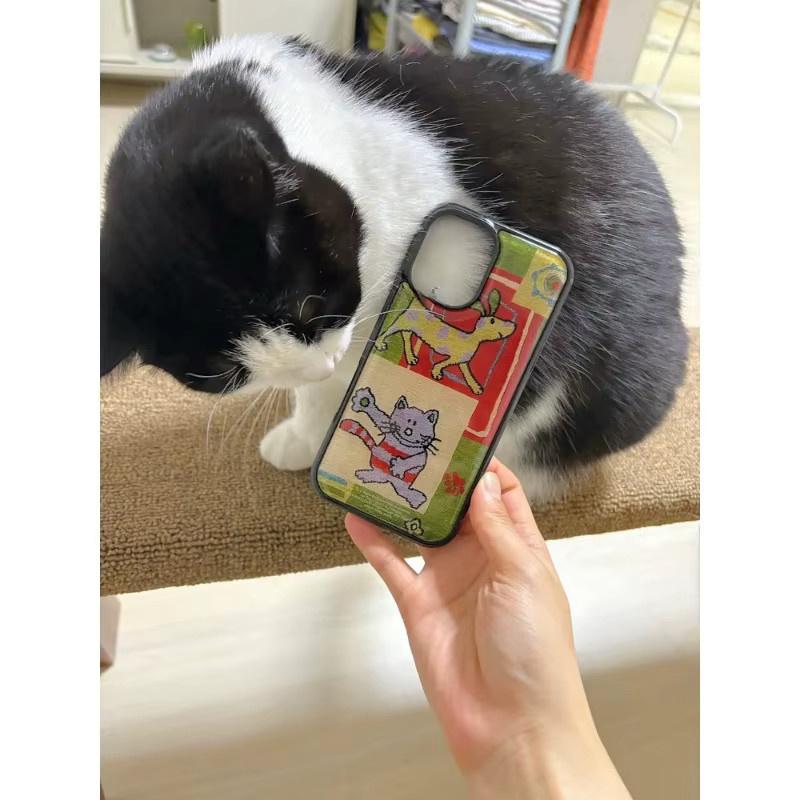 Stoßfeste Handyhülle von DecoPhone mit Retro-Karomuster und Katzen- oder Hundedruck für iPhone 17, 16, 15 und 14 Pro Max in Schwarz/Silber - Bild 2