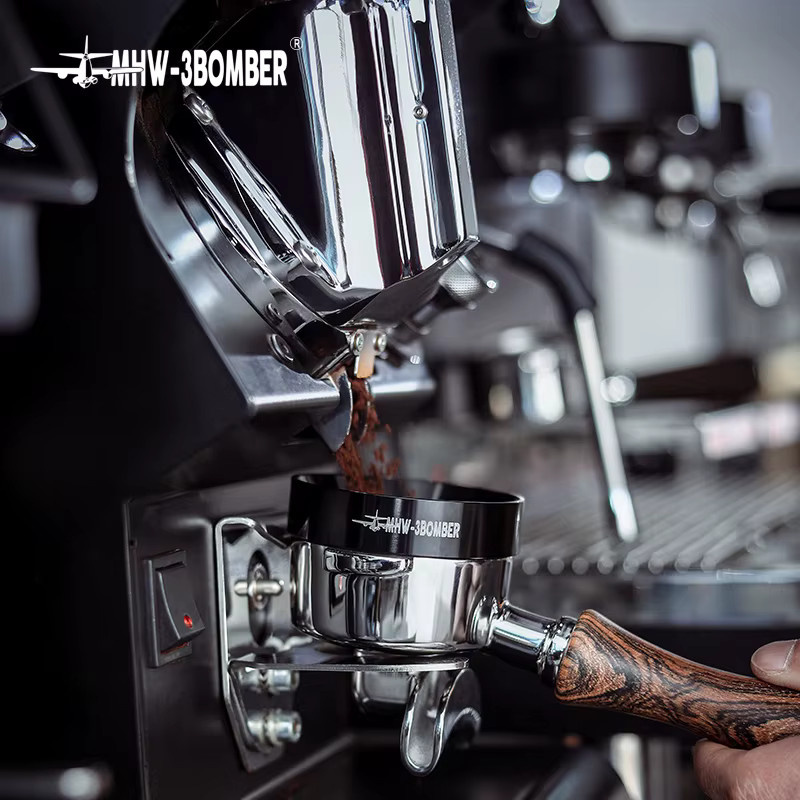 MHW-3BOMBER Magnetischer Kaffee-Dosiertrichter für 58 mm Siebträger in Schwarz aus Edelstahl - Bild 2