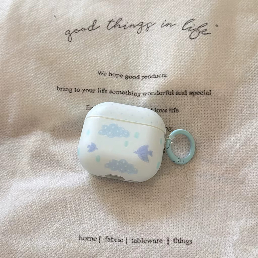 Handgezeichnete Schutzhülle für Apple AirPods 2 3 4 Pro Pro2 Pro3 mit blauem Wolken- und Vogel-Polka-Dot-Muster in matter Textur - Bild 1