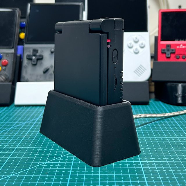 Miyoo Flip Magnetische Ladestation und Display Stand in Schwarz für deine Handheld Konsole - Bild 1