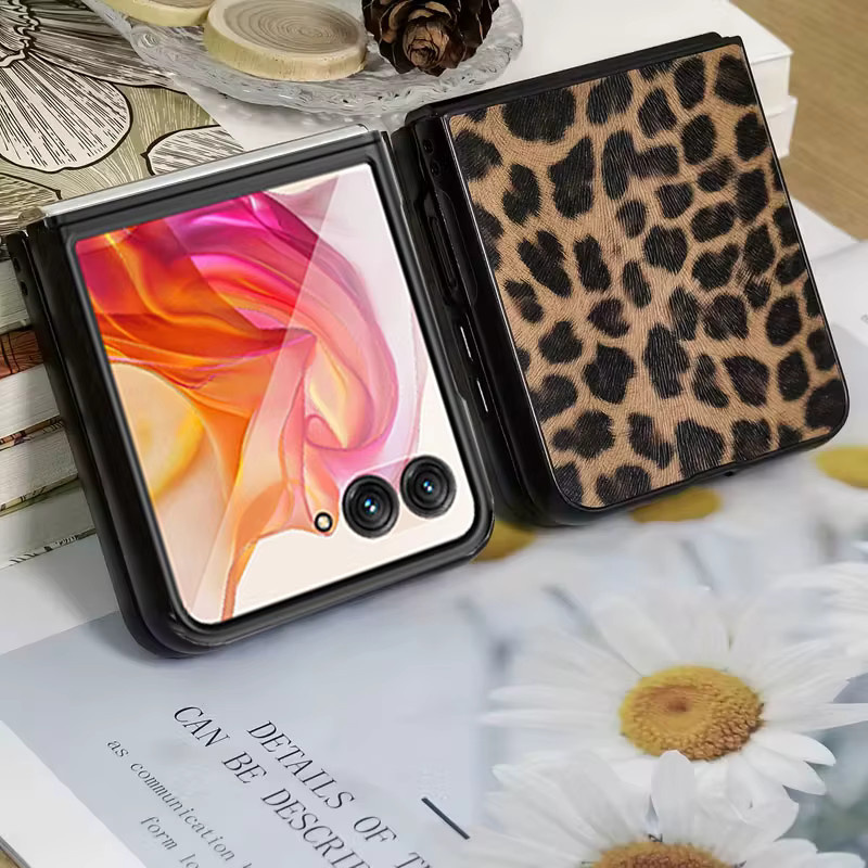 Motorola Moto Razr 50 und Razr 60 Ultra Handyhülle aus PU-Leder mit Leopardenmuster in Braun und Multicolour - Bild 5