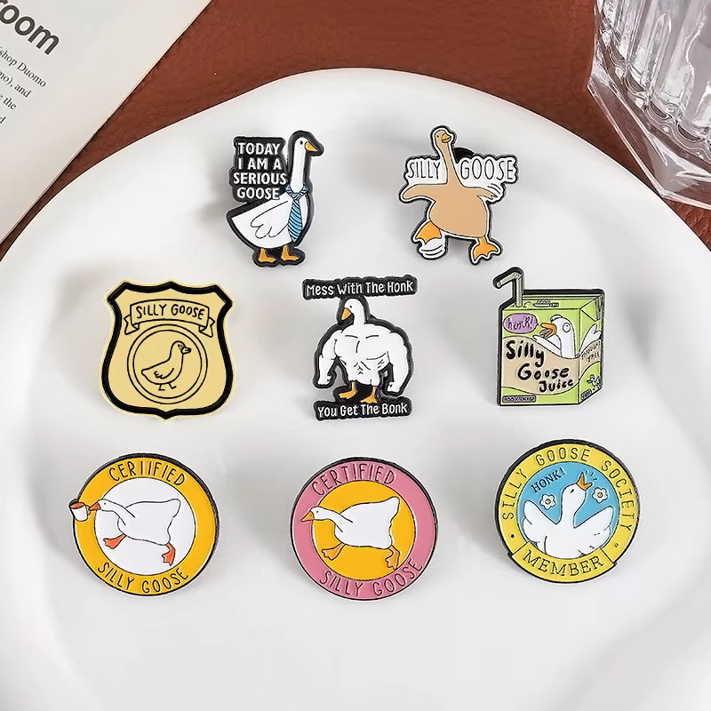 Miss Zoe Broschen Emaille Pins, Silly Goose Club, Unisex - Bild 1
