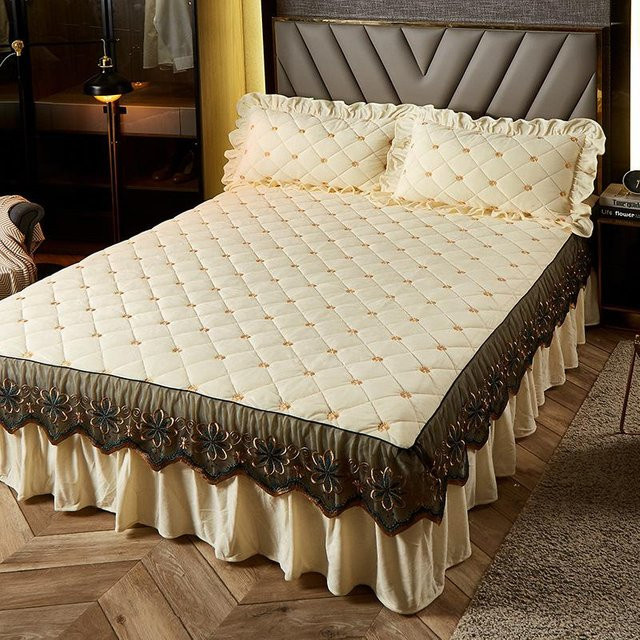 Gesteppte Tagesdecke aus Samt und Plüsch von Your Warm Home in Beige, B/B: 180 x 220 cm - Bild 1