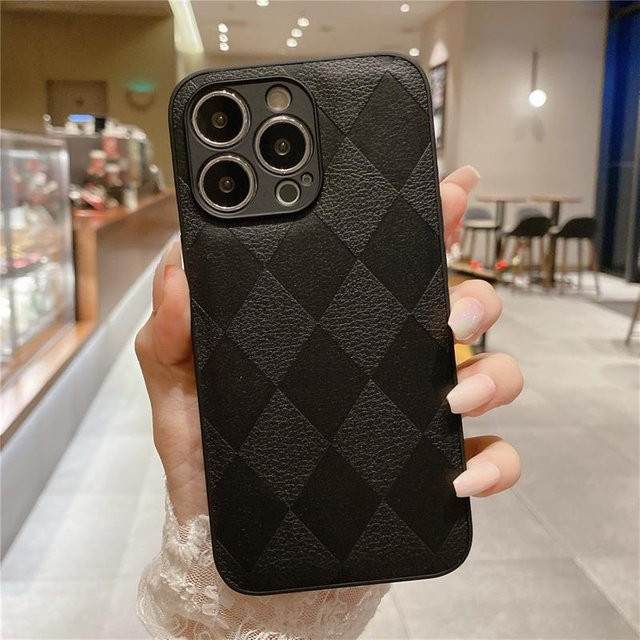 Stoßfeste iPhone Hülle mit luxuriöser Lederstruktur und Kameraschutz in Schwarz für iPhone 12 Pro - Bild 1