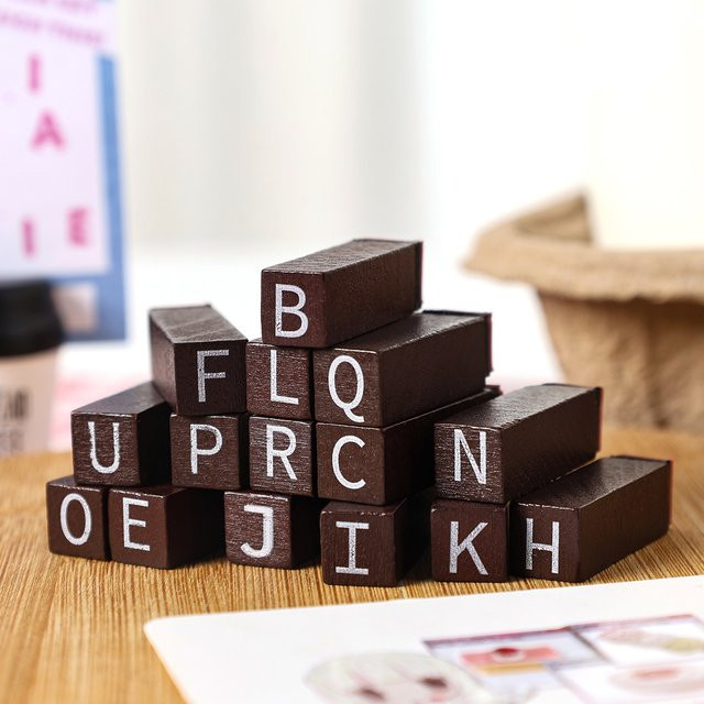 JIANQI 30-teiliges Holzstempel-Set mit englischen Buchstaben und Zahlen in Braun für Scrapbooking und DIY-Kartenherstellung - Bild 1