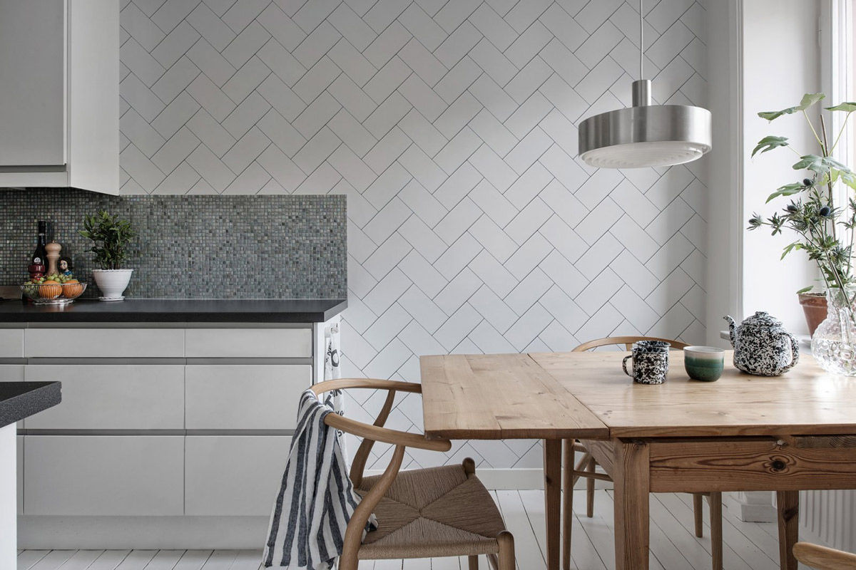Rebel Walls Mural Fishbone Tiles Wandtattoo in Weiß mit geometrischem Design und abstraktem Muster im skandinavischen Stil - Bild 2