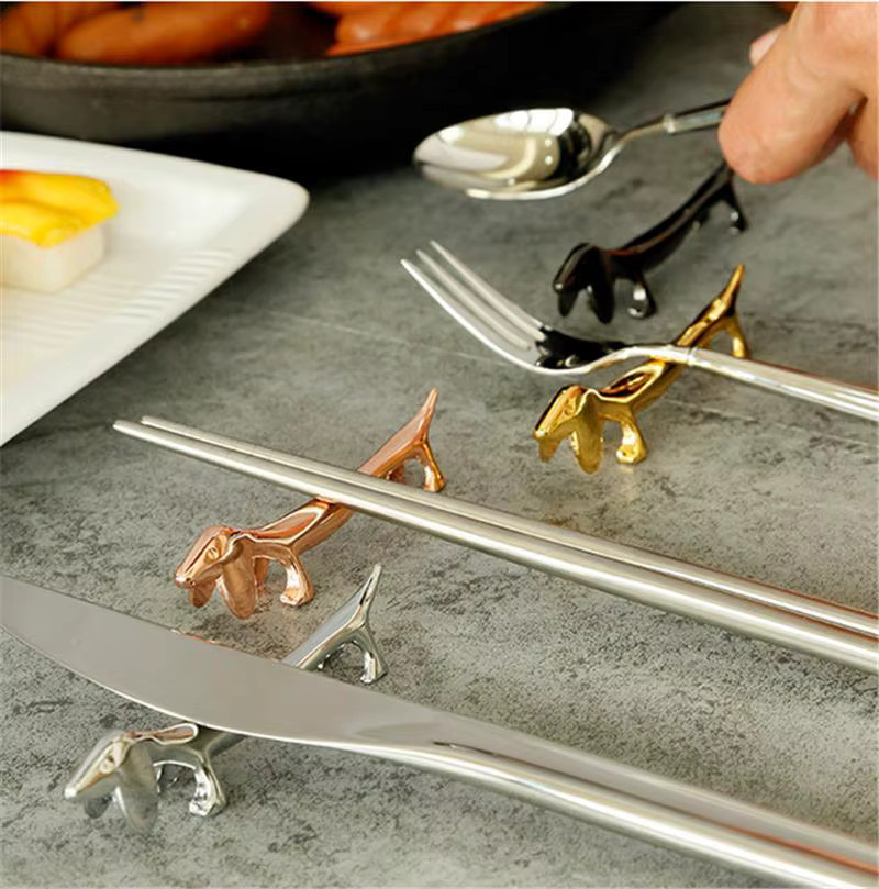 Metallischer Besteckständer in Hundefigur-Form für Stäbchen, Messer und Gabeln in Silber - Bild 2
