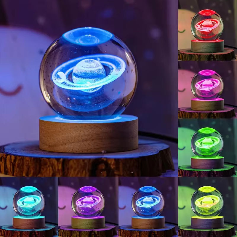 Bunte Saturn-Kugelleuchte aus Glas mit buntem Holzsockel als dekoratives Nachtlicht und Kristallkugel-Ornament - Bild 4