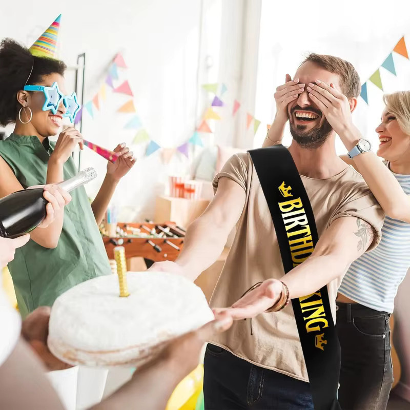 PGY Geburtstagskönigsschärpe für Männer und Jungen in Schwarz mit goldenen Buchstaben aus Satin - Bild 5
