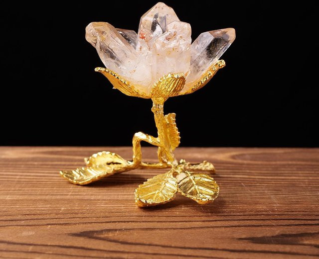 Yiran Furniture Natürlicher Kristallheilstein Einzelpunkt mit goldener Metallbasis zur Desktop Dekoration in Gold und Transparent - Bild 1