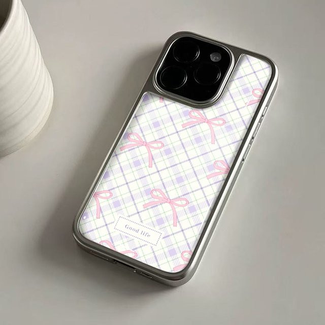 DecoPhone Stoßfeste Handyhülle im koreanischen Stil für iPhone 17 und iPhone 16 mit rosafarbener Hydrogel-Rückplatte, Rautenmuster und silbernem Rand - Bild 1