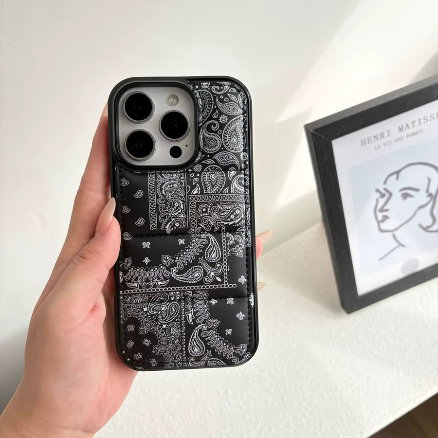 iPhone Puffer-Telefonhülle im Ethno-Stil mit Paisley-Muster aus Stoff in Schwarz für iPhone 17 16 15 14 12 11 Pro Max Plus Air - Bild 3