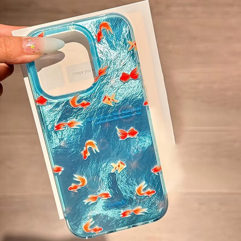 Apple iPhone Silikon-Softcover mit blauem Ozean und rotem Karpfen im Vortex-Muster - Bild 2