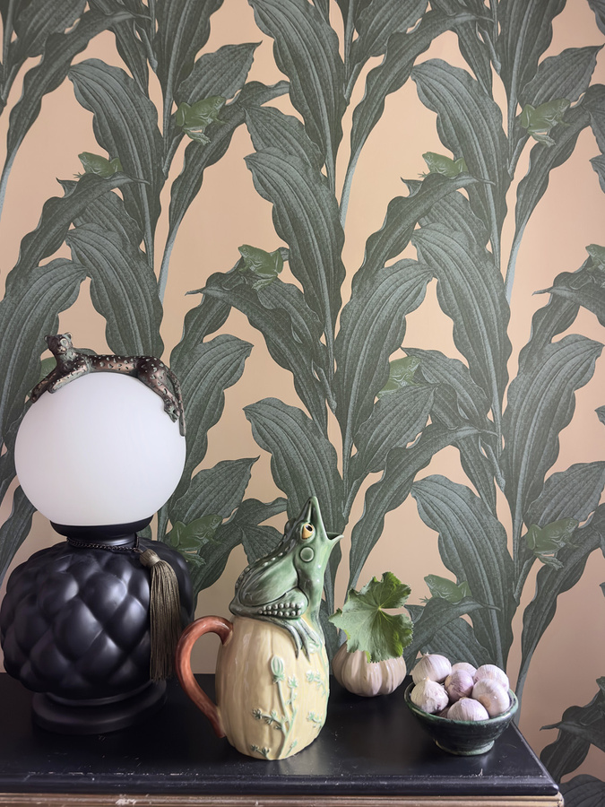 Studio Lisa Bengtsson Tapete Kool Kermit 1704 mit botanischem und floralem Muster in Multicolour - Bild 1