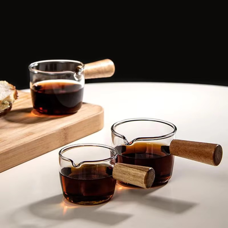 Transparente Glaskrug mit Holzgriff für Milch, Saucen oder Vinaigrette, 100 ml - Bild 4