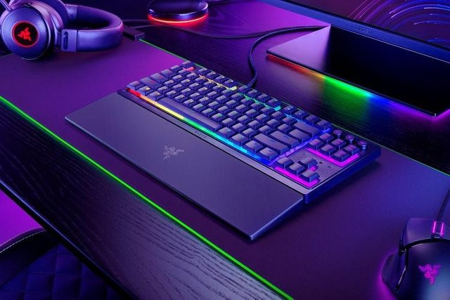 Razer Ornata V3 Tenkeyless Kabelgebundene Gaming-Tastatur mit Niedrigprofil-Tasten, RGB-LED und USB-Anschluss, QWERTY US Layout, Schwarz - Bild 1